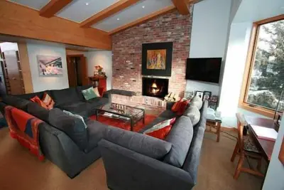 Image de 100 mètres de Gondola One! Penthouse Condo