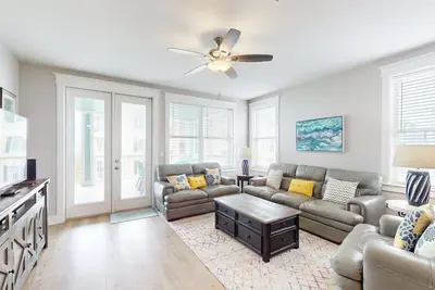 Image de Luxueux condo en bord de mer avec bain à remous et piscine partagés, accès à la plage à proximité!