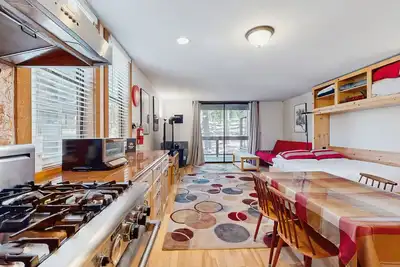 Image de Piscine et accès à un bain à remous, navette gratuite, et un balcon privé!