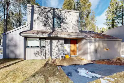 Image de Un bain à remous privé attend dans ce condo Sunriver, Sharc passe!