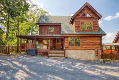Image de Pigeon Forge Resort Cabin avec accès à la piscine, bain à remous, jacuzzi et bain à remous