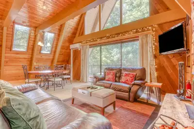 Image de Belle cabine cadre tranquille w / bain à remous privé, un accès aux pistes à proximité -Les chiens ok!