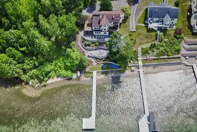 Image de The Grape Escape - Style contemporain vivant sur le lac Seneca!