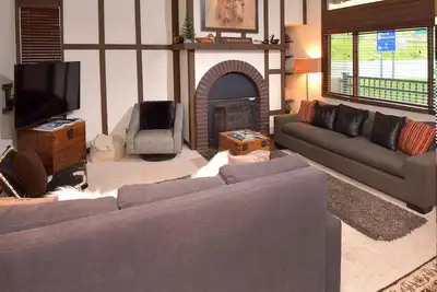 Image de Beau condo Lionshead avec vue sur la montagne, bains à remous, courte distance de marche des pistes de ski