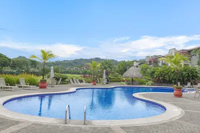 Luxe incroyable, condo spacieux, vue magnifique et accès aux commodités du complexe!
