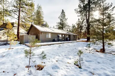 Image de Maison confortable avec bain à remous privé, piscine partagée, grande cour arrière et laissez-passer Sharc