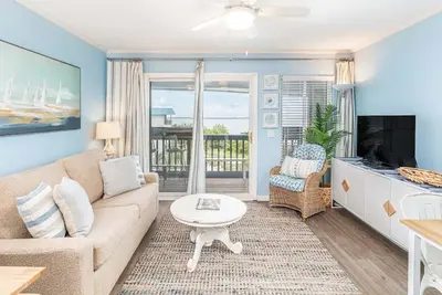 Image de Top Floor Pool View Condo Vues imprenables sur la plage et la rivière Savannah