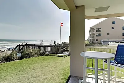 Image de Condo sur la plage à Crystal Dunes ~ Superbe vue sur le Golfe ~ Gulf Front Pool!