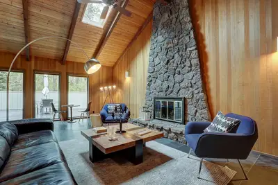 Image de 2 Pioneer - Endroit calme au sud, touches design - Superbe cuisine, passes Sharc, bain à remous