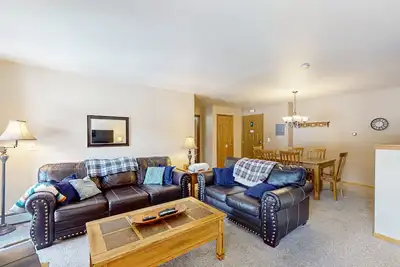 Image de Condo confortable avec piscine partagée, bain à remous, salle de gym et salle de jeux - à proximité du ski