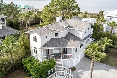 Image de Professionnellement décoré, grands espaces extérieurs avec vue, salle de jeux, à quelques pas de la plage!