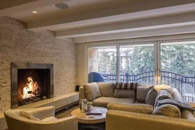 Image de Situé sur la crique au milieu de Vail VIllage, Village Center