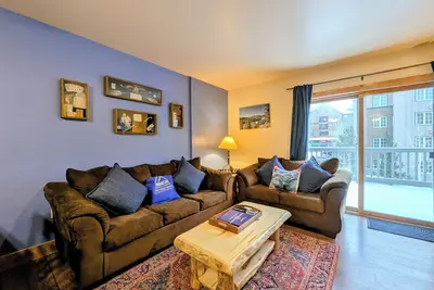 Image de Ski Slope View à Expedition Station 8591 comprend le Wifi Gratuit, le bain �� remous et la piscine, une cheminée et des pistes de ski! par SummitCove Lodging