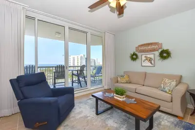 Image de Condo de style côtier avec vue sur la plage depuis un balcon privé!