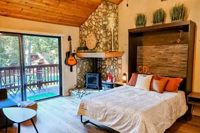 Image de Condo acceptant les chiens près du lac Shaver et du pic China Peak - piscine commune et bain à remous