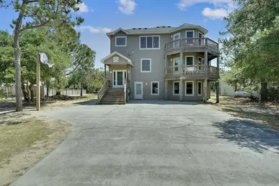 Image de Seulement 800 pieds des belles plages! Piscine privée 16x32. Jacuzzi. Animaux ok Table de billard