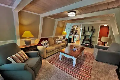 Image de Belle cabine dans les bois, à 3 miles des pistes de ski, bain à remous privé, animaux acceptés