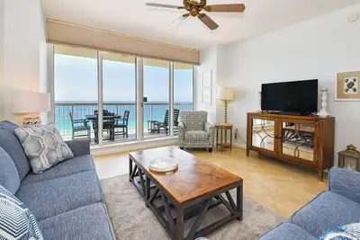 Image de Style côte du golfe dans une escapade en bord de mer avec balcon privé!