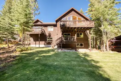 Image de Woodside-West Shore 5 Br Lodge w / Hot Tub, table de billard et salle de jeux - 12 personnes