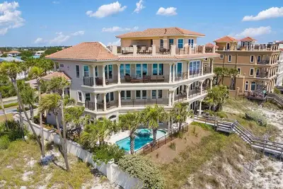 Image de Incroyable maison de vacances en bord de mer dans le destin de la mer w / immense piscine privée!