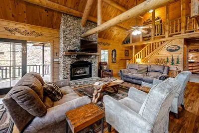 Image de Cabine haut de gamme avec bain à remous privé, salle de jeux et accès partagé à la piscine en saison!