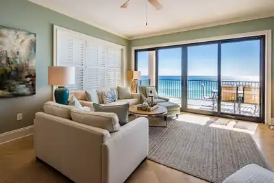 Image de RÉCEMMENT RÉNOVÉ! Dernier étage du condo devant le golfe Unité 401!