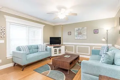 Image de Great Location South Island! Seulement 100 mètres de la plage principale, à quelques pas de restaurants et boutiques