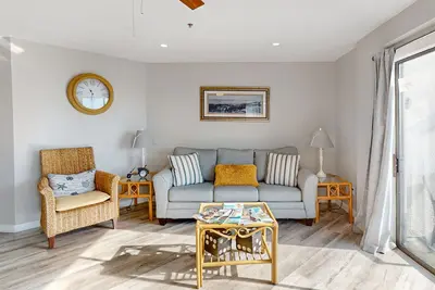 Image de Détente à quelques pas de la plage avec piscine et sauna partagés! Bienvenue aux Snowbirds!