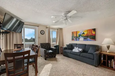 Image de Vente! Parking gratuit, Wifi et bain à remous *: rénové Ml # 329; 2br / 2Bath * Ski in / out