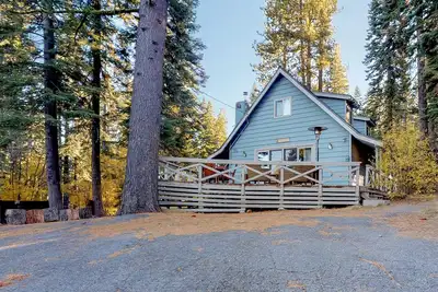 Image de Maison parfaitement située avec vue sur le lac et terrasse spacieuse et bain à remous privé!