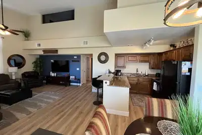 Image de Grand condominium de trois chambres avec de nombreux équipements! 2923