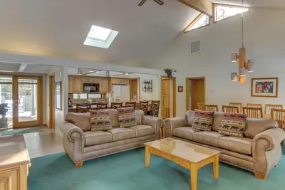 Image de Maison de montagne vintage avec bain à remous privé et accès Sharc - chiens bienvenus!