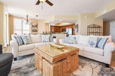 Image de Charmant condo de 4 chambres en bord de mer avec grand balcon!