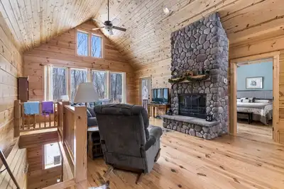 Image de Magnifique Boyne Mountain Home, sautez sur les pentes ou détendez-vous au coin du feu!