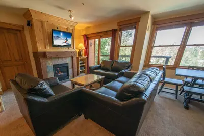 Image de Amélioré 2 grandes chambres dans l'endroit le plus souhaitable de rester dans tout River Run Village. Il dispose d'un canapé en cuir et d'appareils en acier inoxydable!