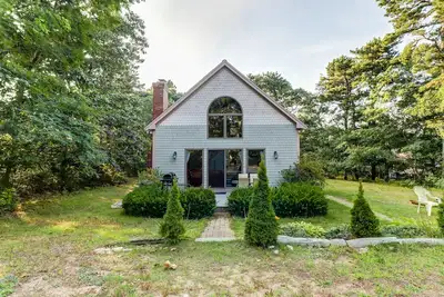 Image de Isolé, maison familiale w / divertissement et jardin pittoresque - plage à proximité!
