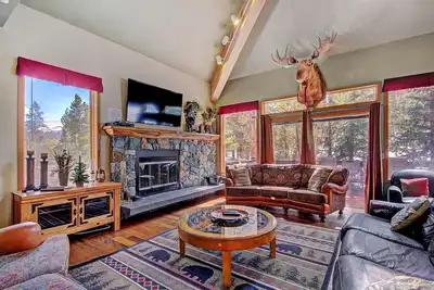 Image de Immense maison, pour 26 personnes, bain à remous, table de billard, 2 cheminées - Gold King Lodge de SkyRun