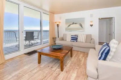 Image de Condo en bord de mer avec service de plage gratuit. Accès semi-privé aux condos