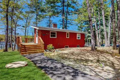 Image de Maison à bord du lac avec quai privé et plate-forme - à proximité des sentiers et des plages de l'océan aussi!