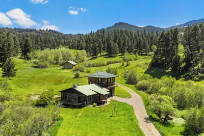 Image de Belle, cabine privée sur plus de 100 acres en bordure de la forêt Gallatin.