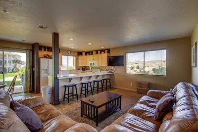 Image de Las Palmas Family Resort | Au bord de la piscine | Wifi puissant | Niveau inférieur