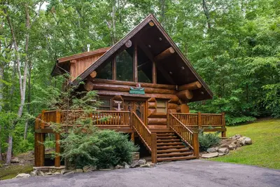 Image de cabane en bois de charme avec jacuzzi privé & prime endroit isolé