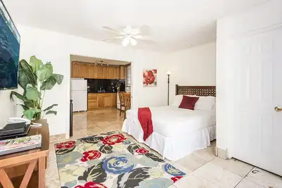 Image de Condo Royal Moana au dernier étage charmant près de la plage, cuisine complète, parking gratuit