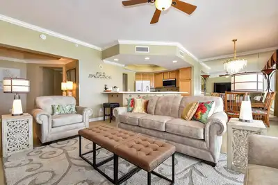 Image de Spacieux condo en bord de mer à aire ouverte avec balcon privé!