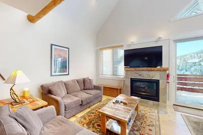 condo récemment mis à jour w \/ access \/ ski-out ski-in, un bain à remous privé et plus encore!