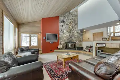 Image de Spacieuse maison w \/ sauna privé et un bain à remous, des passes Sharc, très bien situé - chiens ok