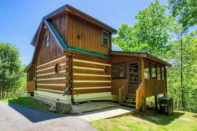 Image de Smoky Mountain Cabin pour la famille avec foyer et bain à remous