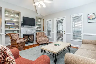 Image de Trois Animaux domestiques permis histoire maison de ville avec deux balcons privés, seulement 1 bloc à la plage!