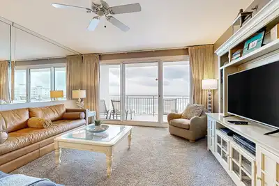 Image de Condo avec vue sur la plage et baignoire jacuzzi, accès au centre de remise en forme et piscine tropicale commune