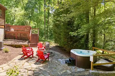 Image de Hidden Pond - Belle cabine avec bain à remous privé, lecteur facile à la ville. Comprend Biltmore et plus!